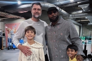 姚明苦主！詹姆斯今日赛后与爵士名宿奥库寒暄并合影