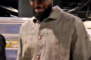 小里打招呼遭东契奇调侃：他想当我的朋友！但我可没答应啊